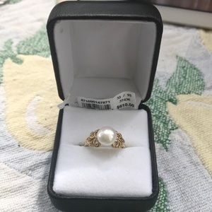 Pearl and diamond set in gold ring